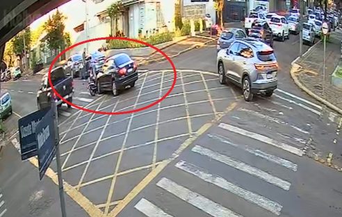 Câmera flagra colisão entre carro e moto em cruzamento com “Yellow Box” no Centro Câmera flagra colisão entre carro e moto em cruzamento com “Yellow Box” no Centro