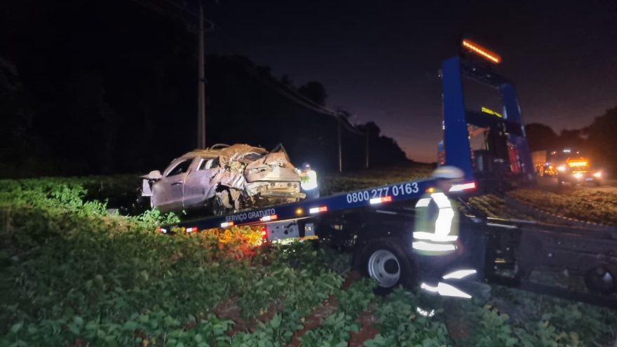 Motorista capota Audi durante fuga da Cavalaria da PM na BR-277 em Santa Tereza do Oeste
