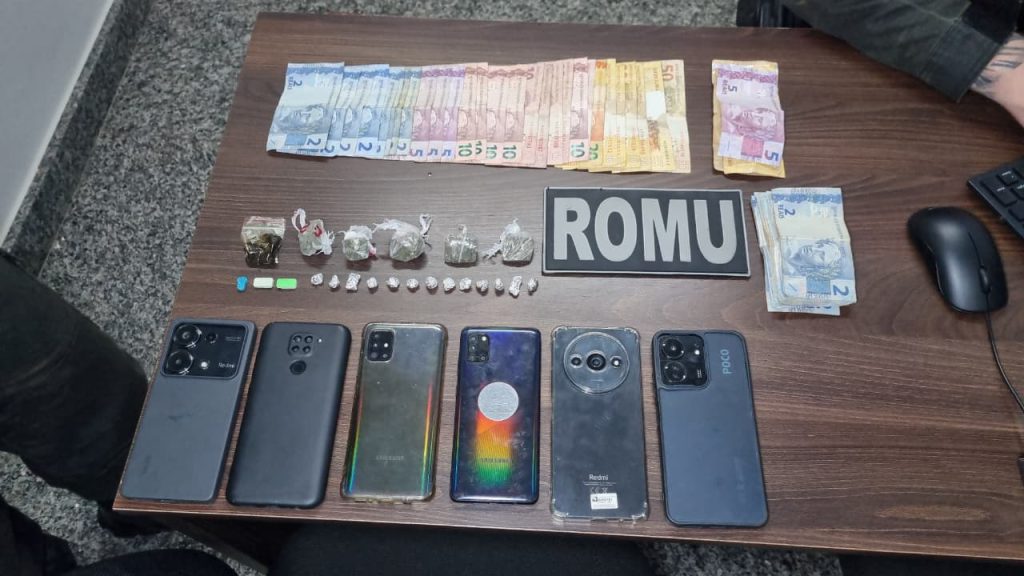 ROMU apreende drogas e encaminha cinco pessoas à Delegacia de Polícia Civil após ação no Abelha