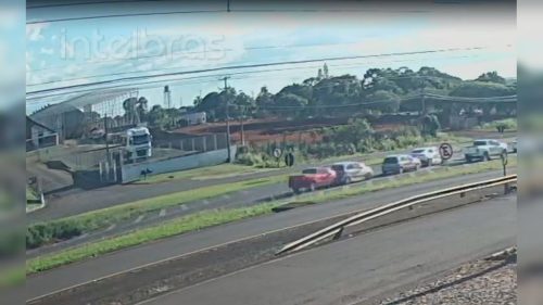 Câmera de segurança flagra engavetamento na BR 277 em Cascavel Câmera de segurança flagra engavetamento na BR 277 em Cascavel