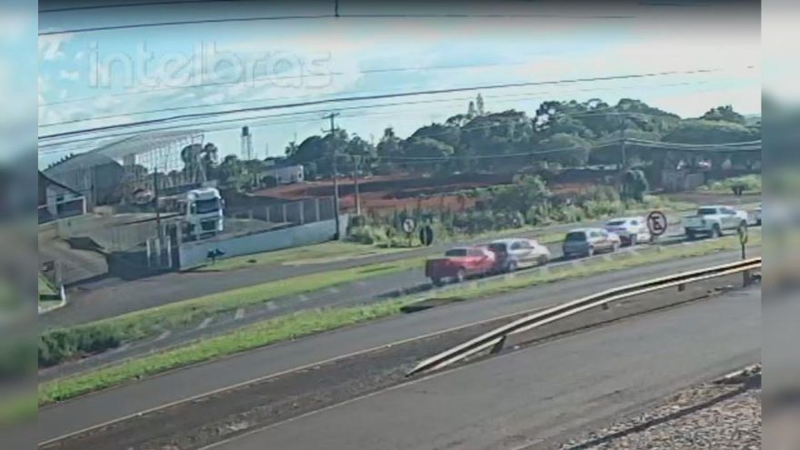 Câmera de segurança flagra engavetamento na BR 277 em Cascavel