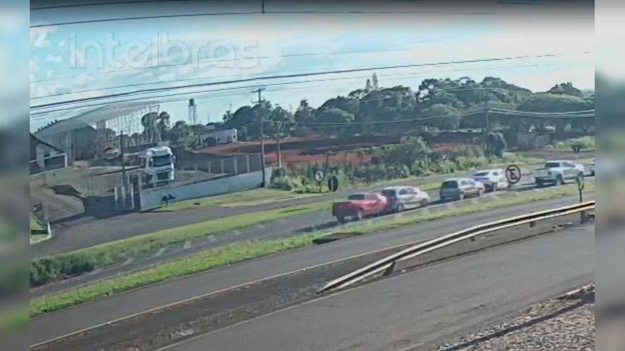 Câmera de segurança flagra engavetamento na BR 277 em Cascavel Câmera de segurança flagra engavetamento na BR 277 em Cascavel