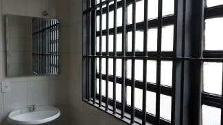 Crise climática expõe presos a ambientes insalubres, alerta DPU