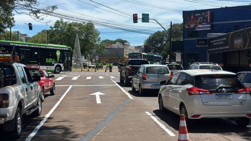 Trânsito desafogado: terceira faixa é liberada no final da Rua Erechim Trânsito desafogado: terceira faixa é liberada no final da Rua Erechim