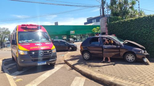 Palio vai parar na calçada e Siena perde a roda após colisão no Centro Palio vai parar na calçada e Siena perde a roda após colisão no Centro