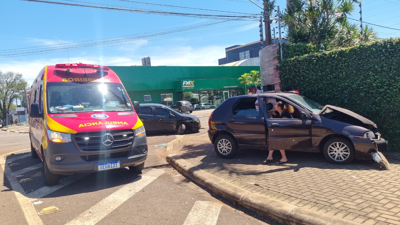 Palio vai parar na calçada e Siena perde a roda após colisão no Centro