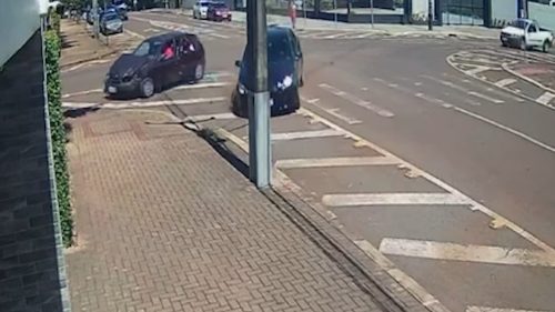 Câmera flagra Palio e Siena colidindo no Centro de Cascavel Câmera flagra Palio e Siena colidindo no Centro de Cascavel