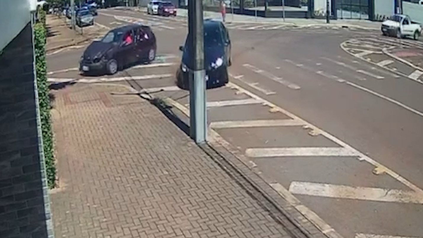 Câmera flagra Palio e Siena colidindo no Centro de Cascavel