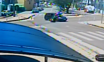 Vídeos mostram carro atravessando Rua Paraná e batendo contra moto na Avenida Piquiri Vídeos mostram carro atravessando Rua Paraná e batendo contra moto na Avenida Piquiri