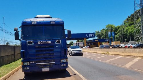 Caminhão paraguaio é barrado com 9 pneus carecas e documentos irregulares na BR-277, em Cascavel Caminhão paraguaio é barrado com 9 pneus carecas e documentos irregulares na BR-277, em Cascavel