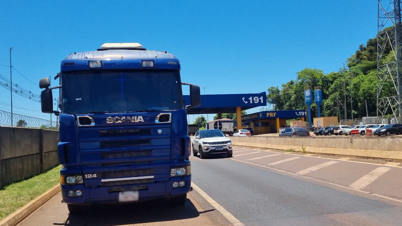 Caminhão paraguaio é barrado com 9 pneus carecas e documentos irregulares na BR-277, em Cascavel