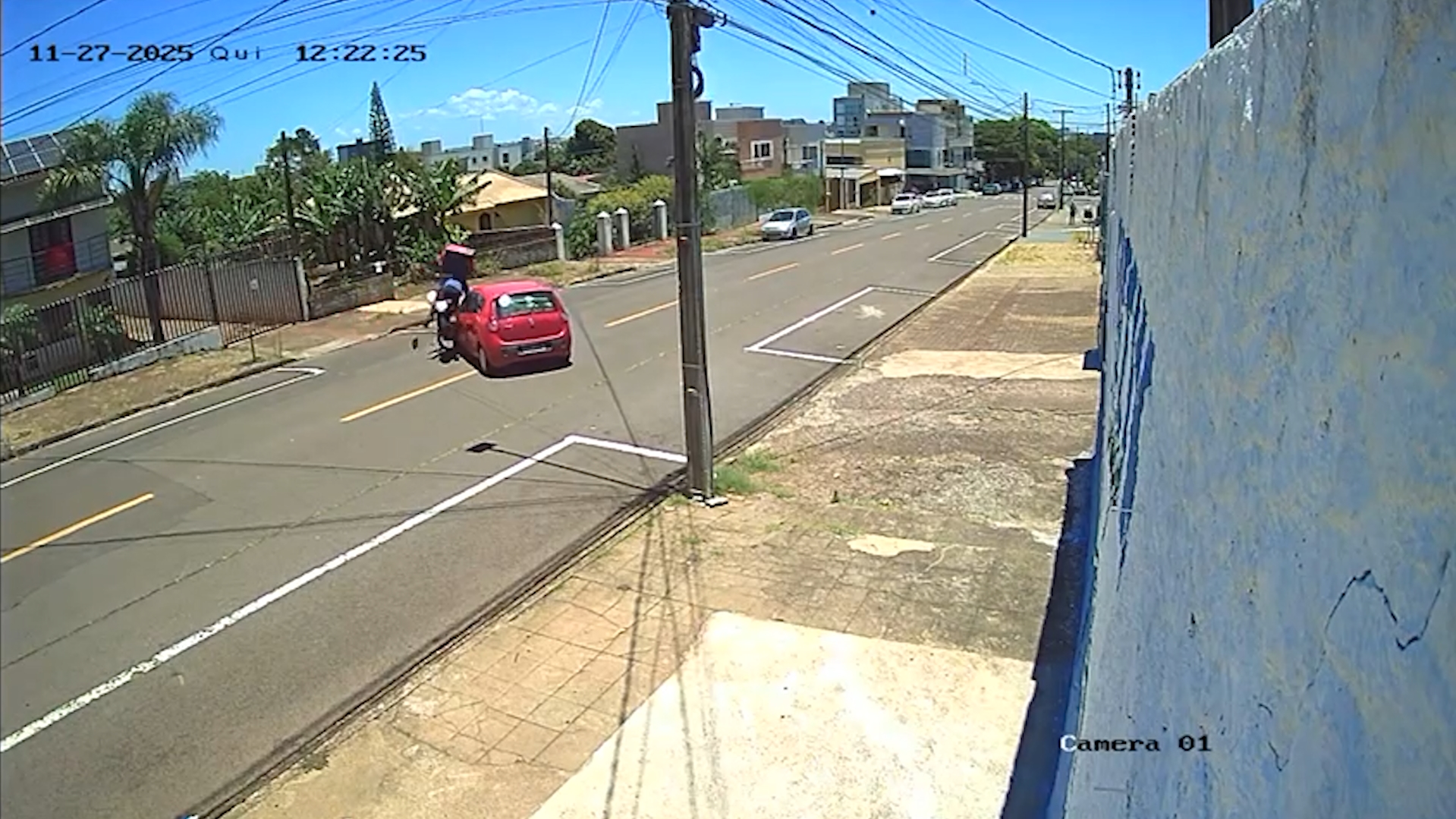 Câmera registra momento em que Palio faz conversão no meio da quadra e é atingido por motocicleta em Cascavel
