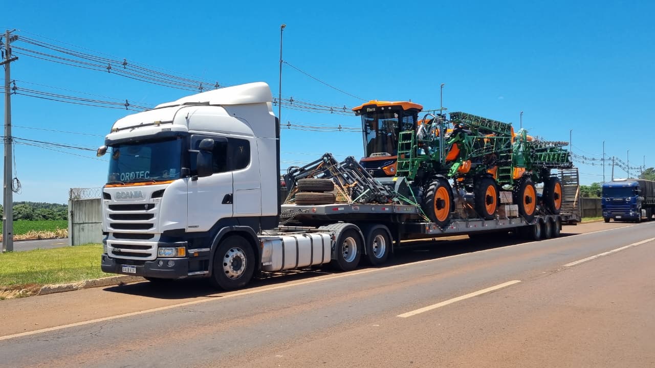 Caminhão é retido pela PRF ao transportar pulverizadores agrícolas de forma irregular na BR-277, em Cascavel