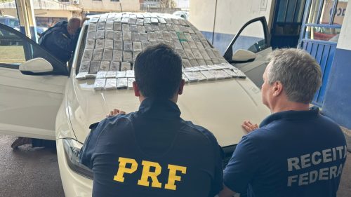 PRF apreende veículo com 297 iPhones em fundo falso PRF apreende veículo com 297 iPhones em fundo falso
