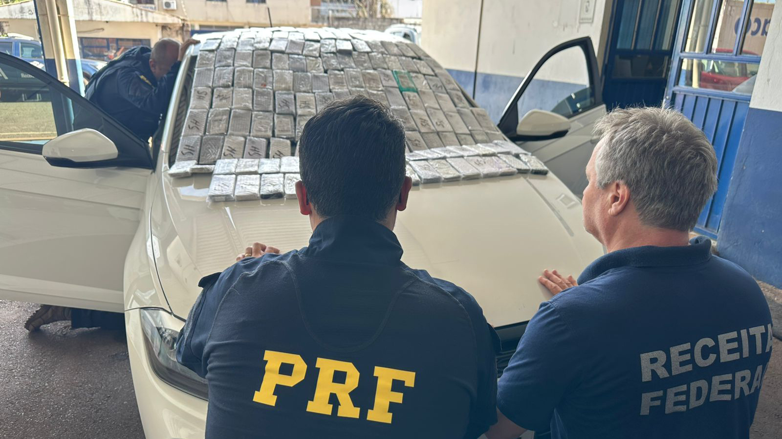 PRF apreende veículo com 297 iPhones em fundo falso