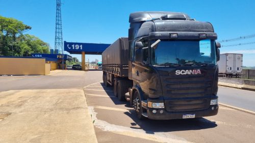 Mais um caminhão com pneus carecas é barrado pela PRF na BR-277, em Cascavel Mais um caminhão com pneus carecas é barrado pela PRF na BR-277, em Cascavel