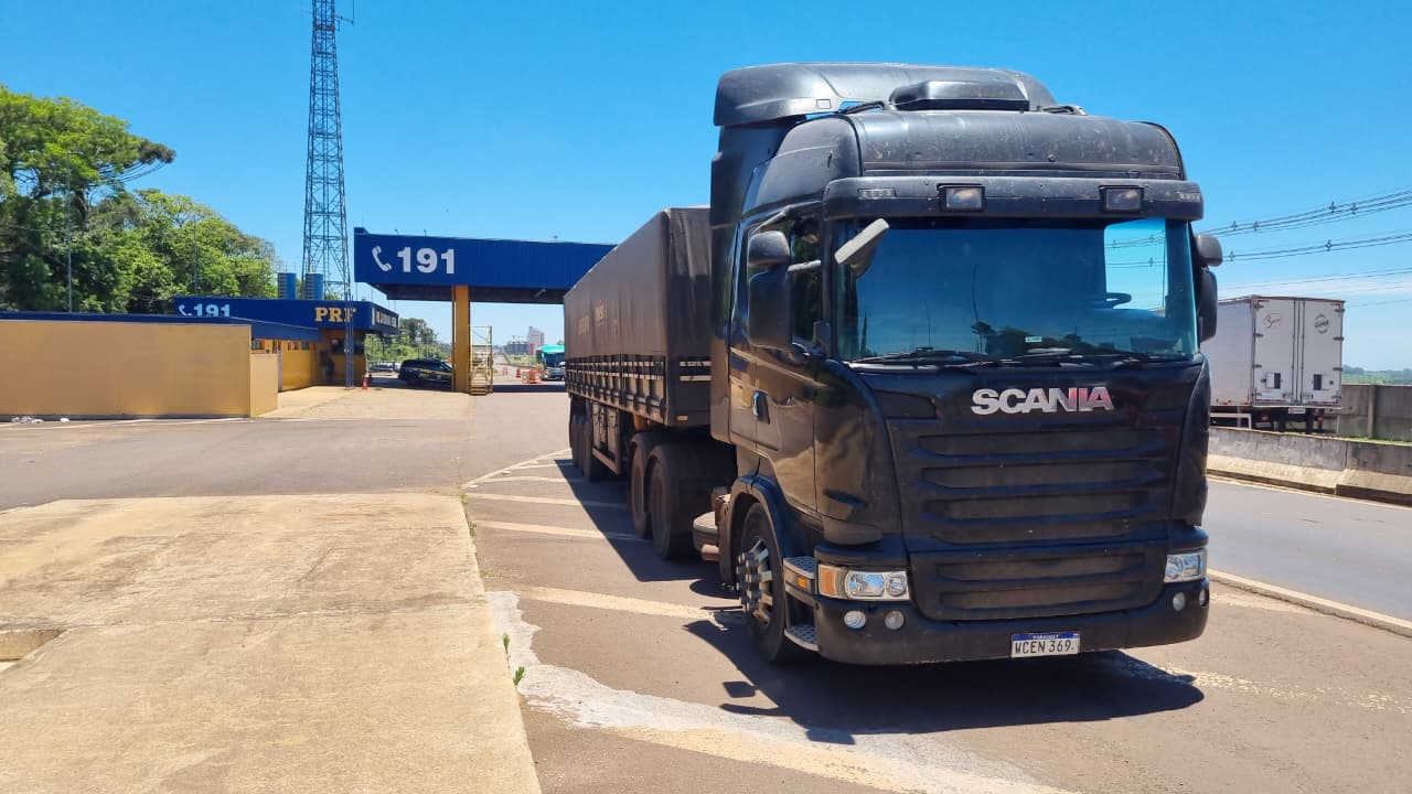 Mais um caminhão com pneus carecas é barrado pela PRF na BR-277, em Cascavel