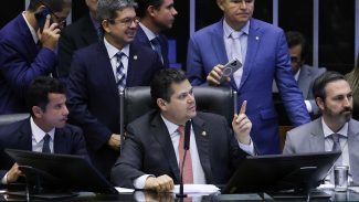 Congresso aprova crédito de R$ 42 bi para Previdência e Bolsa Família Congresso aprova crédito de R$ 42 bi para Previdência e Bolsa Família