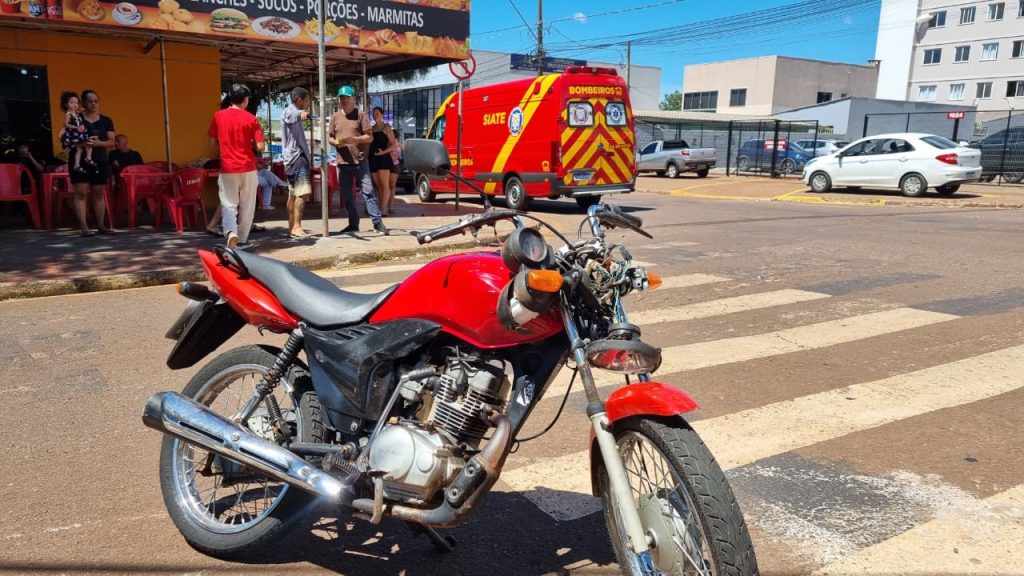 Mulher fica ferida em acidente entre moto e carro no Santo Onofre em Cascavel