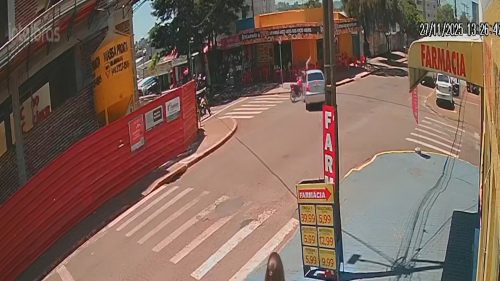 Câmera flagra colisão entre carro e moto durante conversão à esquerda em Cascavel Câmera flagra colisão entre carro e moto durante conversão à esquerda em Cascavel