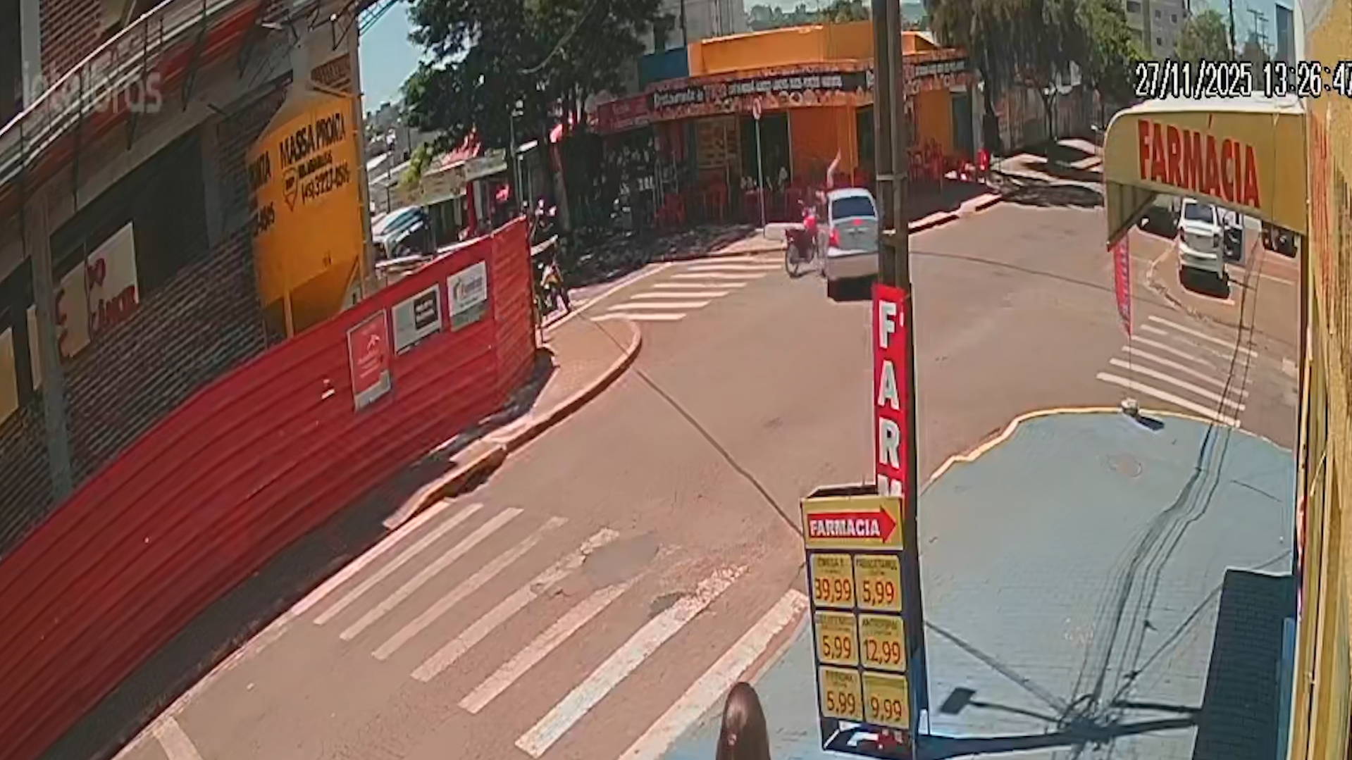 Câmera flagra colisão entre carro e moto durante conversão à esquerda em Cascavel