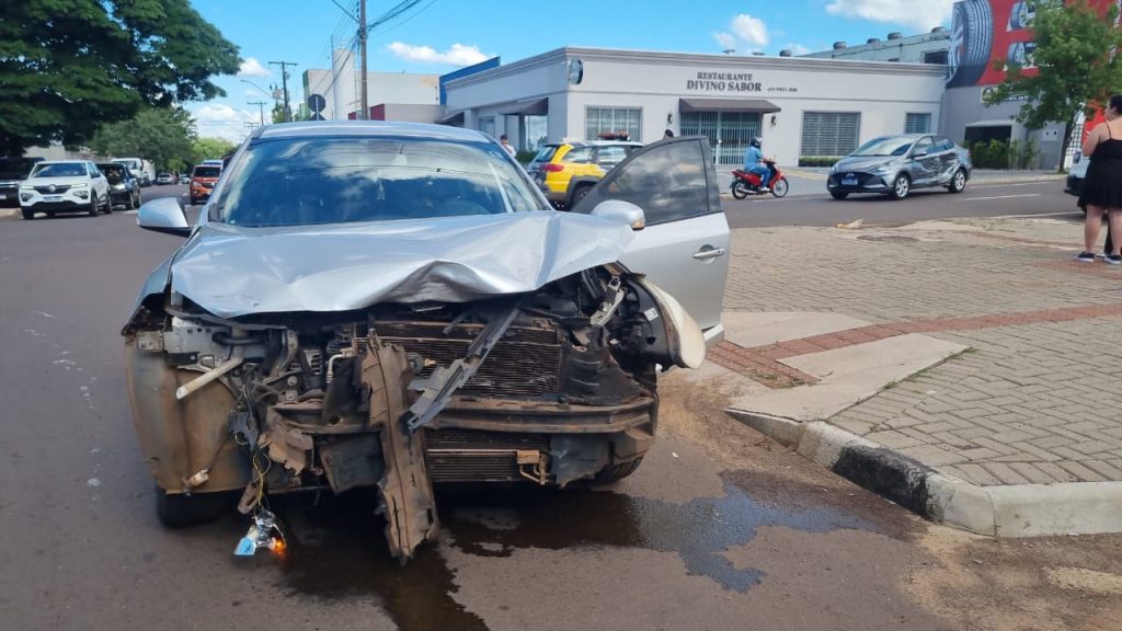 HB20s e Renault Fluence se envolvem em colisão na Avenida Carlos Gomes