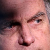 Bolsonaro tem crise de soluço e passa por atendimento médico na prisão Imagem referente a Bolsonaro tem crise de soluço e passa por atendimento médico na prisão