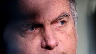 Bolsonaro tem crise de soluço e passa por atendimento médico na prisão