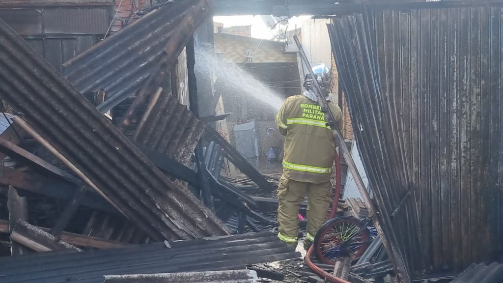 Mais um incêndio em residência é registrado em Cascavel; Imóvel fica destruído