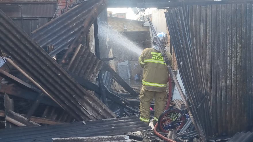 Mais um incêndio em residência é registrado em Cascavel; Imóvel fica destruído