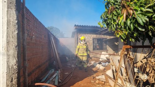 Bombeiros combatem incêndio em residência no Tarumã