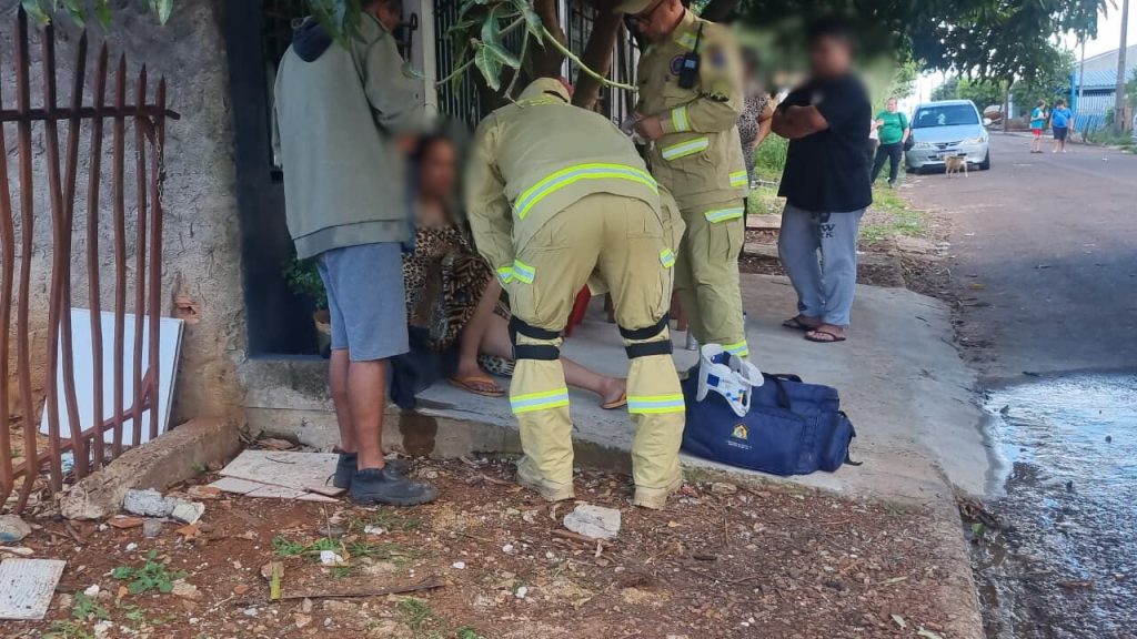 Mulher que tentou salvar pertences em incêndio é socorrida por inalação de fumaça
