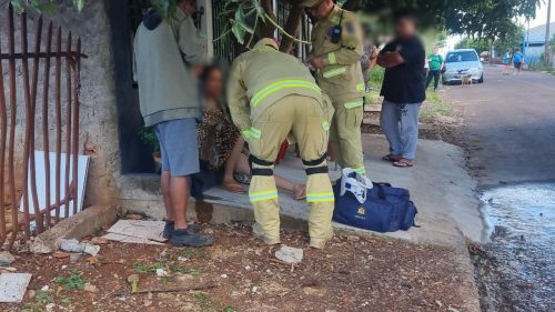 Mulher que tentou salvar pertences em incêndio é socorrida por inalação de fumaça