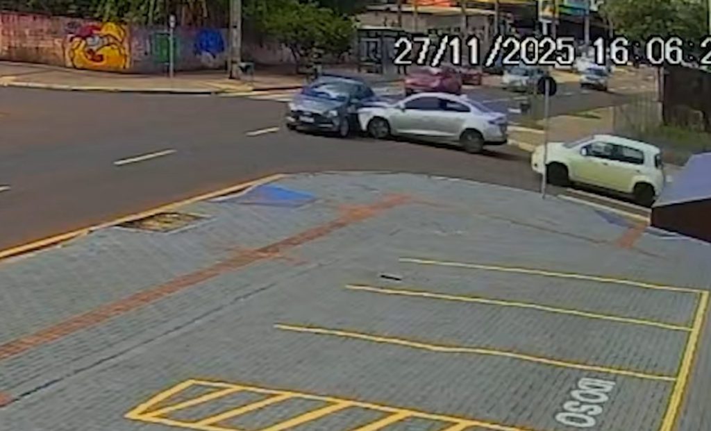 Câmera flagra batida feia entre dois carros no Centro de Cascavel