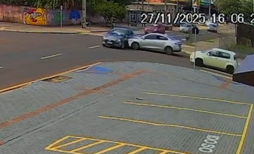 Câmera flagra batida feia entre dois carros no Centro de Cascavel