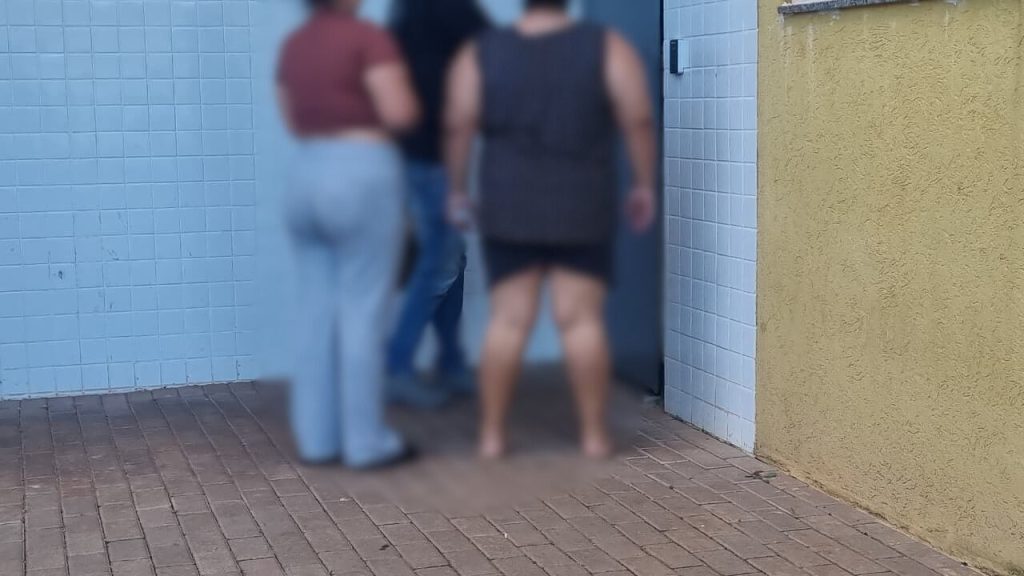 Mulheres são detidas com drogas após ação do GDE e Choque Canil no Jardim Clarito