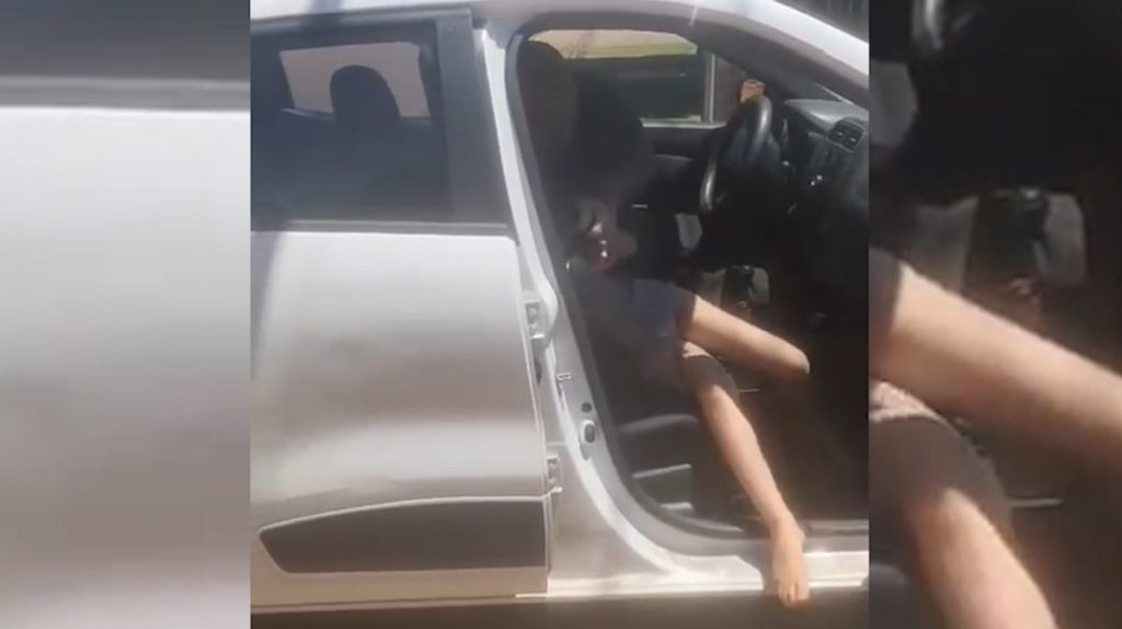 Imagens de celular mostram pai tentando colocar filha à força dentro do carro em Cascavel