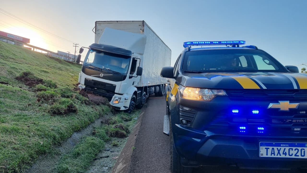 Caminhoneiro sai da pista e congestiona a BR-277 em Cascavel Caminhoneiro sai da pista e congestiona a BR-277 em Cascavel