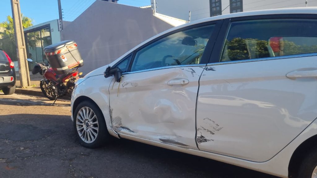 Batida entre carro e moto no Parque São Paulo deixa homem de 43 anos ferido