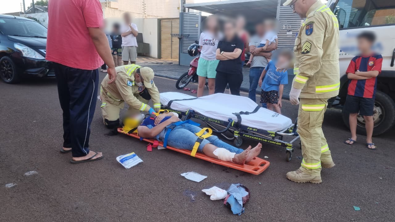 Motociclista bate em caminhão estacionado e sofre laceração na perna no Bairro Cascavel Velho Motociclista bate em caminhão estacionado e sofre laceração na perna no Bairro Cascavel Velho