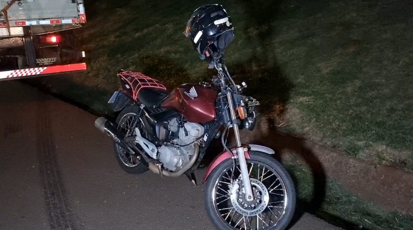 Motociclista bate na traseira de Cruze na BR-277 e sofre fratura na perna