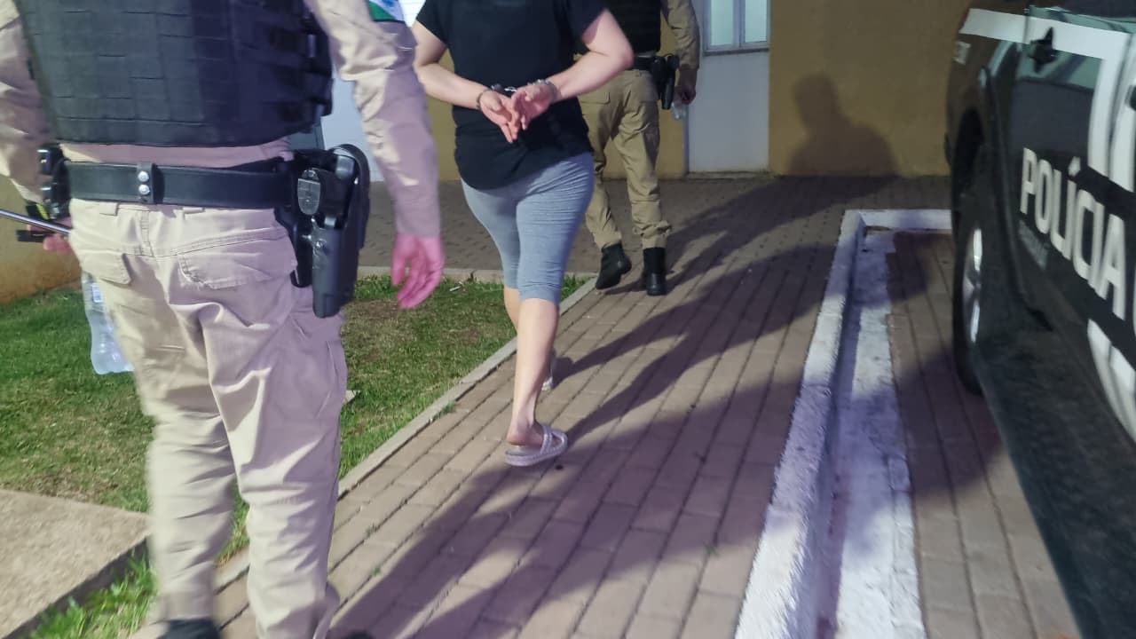 Mulher é detida após atrapalhar atendimento do Samu à filha em surto no Santa Felicidade Mulher é detida após atrapalhar atendimento do Samu à filha em surto no Santa Felicidade