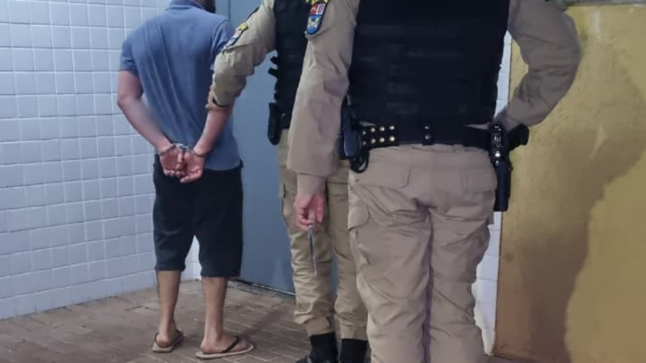 Marido ameaça esposa com faca e vai parar na delegacia em Cascavel Marido ameaça esposa com faca e vai parar na delegacia em Cascavel