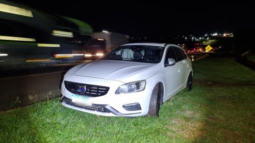 Carro sai da pista e causa desvio de trânsito na BR 277 em Cascavel
