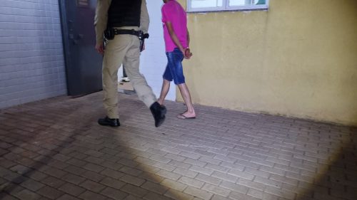 Gritos, puxão e cadeirada: madrugada agitada leva casal à delegacia em Cascavel