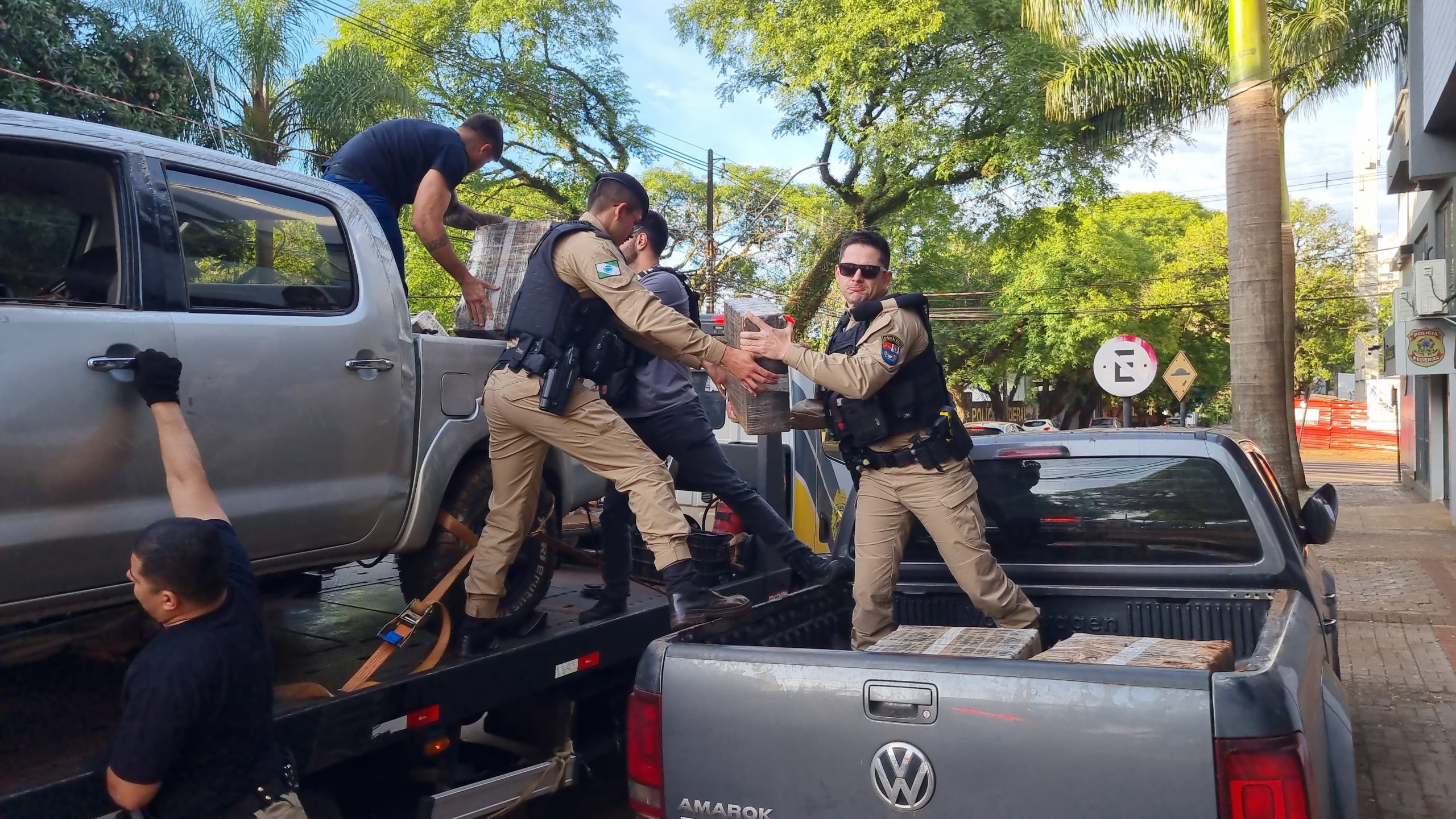 Perseguição das equipes da PF e PM resulta em capotamento na BR-277 e apreensão de mais de 547 kg de drogas Perseguição das equipes da PF e PM resulta em capotamento na BR-277 e apreensão de mais de 547 kg de drogas