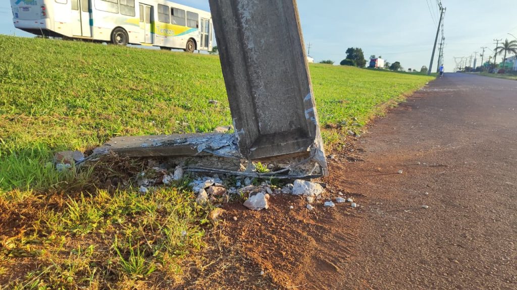 Poste fica destruído após Hilux capotar com mais de meia tonelada de maconha na BR-277