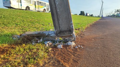 Poste fica destruído após Hilux capotar com mais de meia tonelada de maconha na BR-277 Imagem referente a Poste fica destruído após Hilux capotar com mais de meia tonelada de maconha na BR-277