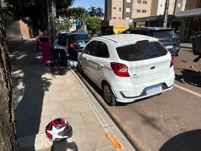 Motociclista fica ferido após colisão traseira na Rua São Paulo, no Centro