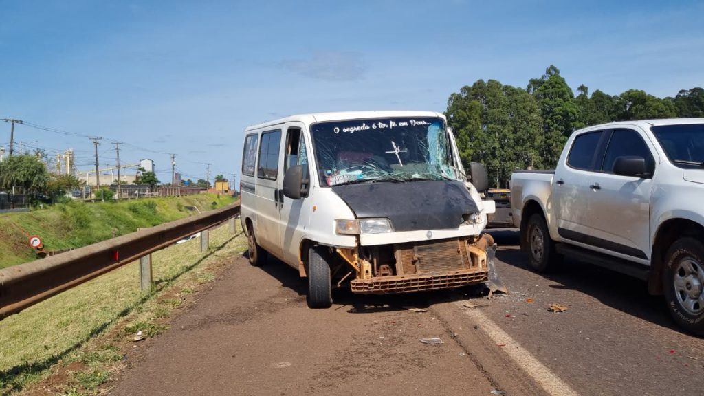 Van bate na traseira de caminhão e fecha BR-277 em Cascavel nesta manhã 